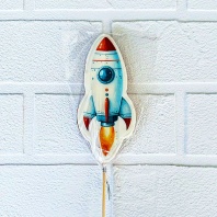 Пряник Ракета на палочке, 12х6см - купить в магазине КондитерХауз Пряник Ракета на палочке, 12х6см