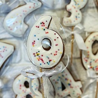 Пряник Цифра 6 на палочке, 8см - купить в магазине КондитерХауз Пряник Цифра 6 на палочке, 8см