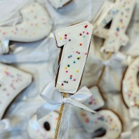 Пряник Цифра 1 на палочке, 8см - купить в магазине КондитерХауз Пряник Цифра 1 на палочке, 8см