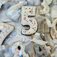 Пряник Цифра 5 на палочке, 8см - купить в магазине КондитерХауз Пряник Цифра 5 на палочке, 8см