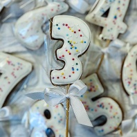 Пряник Цифра 3 на палочке, 8см - купить в магазине КондитерХауз Пряник Цифра 3 на палочке, 8см