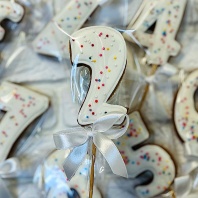 Пряник Цифра 2 на палочке, 8см - купить в магазине КондитерХауз Пряник Цифра 2 на палочке, 8см