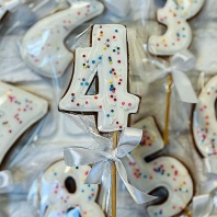 Пряник Цифра 4 на палочке, 8см - купить в магазине КондитерХауз Пряник Цифра 4 на палочке, 8см