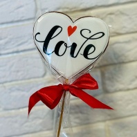 Пряник Сердце с надписью Love на палочке, 7х7см - купить в магазине КондитерХауз Пряник Сердце с надписью Love на палочке, 7х7см