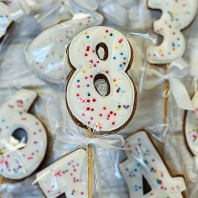 Пряник Цифра 8 на палочке, 8см - купить в магазине КондитерХауз Пряник Цифра 8 на палочке, 8см