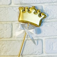 Пряник Корона золотая на палочке, 8х5см - купить в магазине КондитерХауз Пряник Корона золотая на палочке, 8х5см