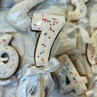 Пряник Цифра 7 на палочке, 8см - купить в магазине КондитерХауз Пряник Цифра 7 на палочке, 8см